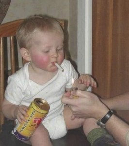 Una persona prendiendole un cigarro a un bebÃ©