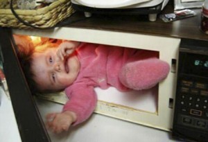 Un bebÃ© en el microwave