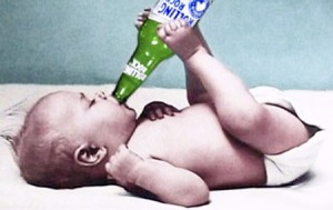 Un bebe tomando alcohol